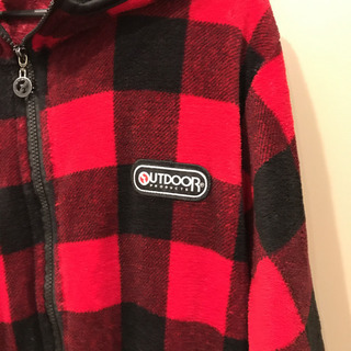 赤と黒のパーカーの画像