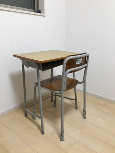 【値下げしました】学校の机と椅子のセット