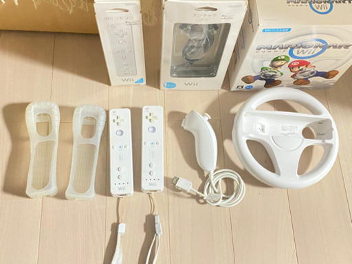 任天堂　Wii本体+Wiiバランスボード　カセット4つ付き