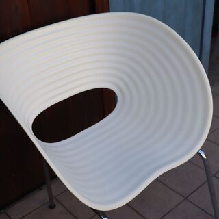 Vitra(ヴィトラ)社のRon Arad(ロン・アラッド)の代表作Tom Vac(トムバック)です。スタッキングも可能なチェアはダイニングチェアーやオフィスのミーティングチェアーなどにもおススメ♪