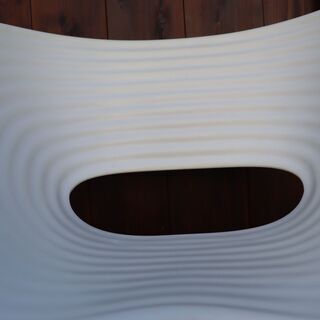 Vitra(ヴィトラ)社のRon Arad(ロン・アラッド)の代表作Tom Vac(トムバック)です。スタッキングも可能なチェアはダイニングチェアーやオフィスのミーティングチェアーなどにもおススメ♪