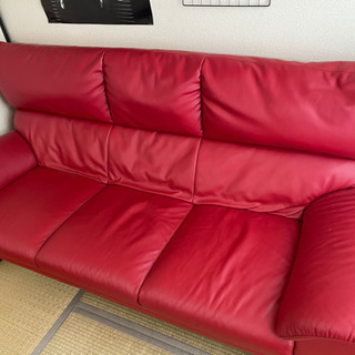 ソファー　赤　レザー　3〜4人掛けの画像