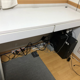 値下げしました！【引き出し付き  白い机】電源付き