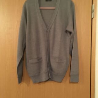 カーディガン　灰色
