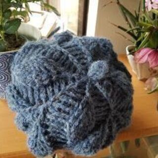 手編みベストとベレー帽の画像