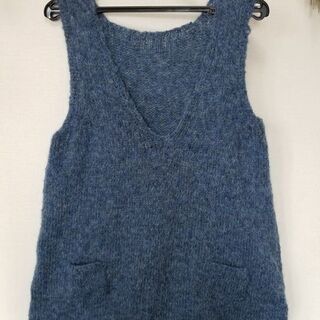 手編みベストとベレー帽の画像