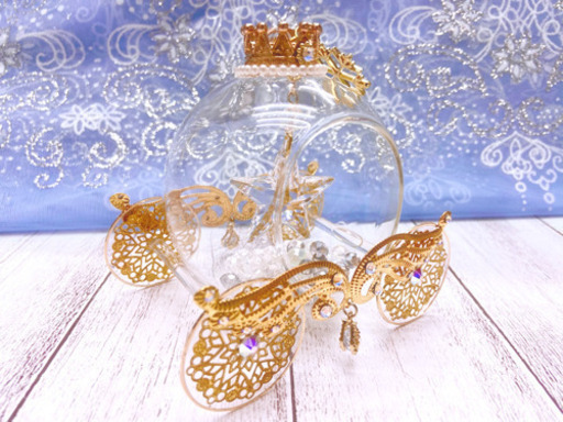 【Happy Crown ハンドメイドレジン】ガラスドームの中で　星のスワロフスキーが揺れる　まるでシンデレラのかぼちゃの馬車♪