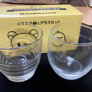 非売品のリラックマタオルとグラスの画像