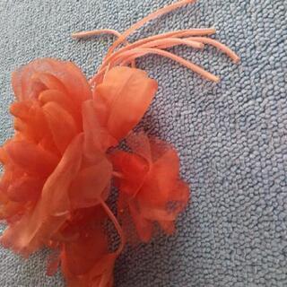 オレンジ色のコサージュの画像