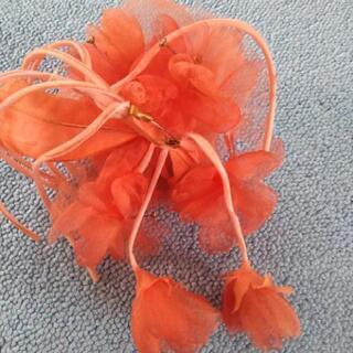 オレンジ色のコサージュの画像