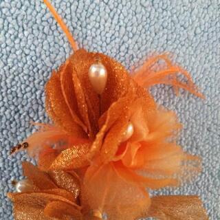 値下げ羽飾りコサージュの画像