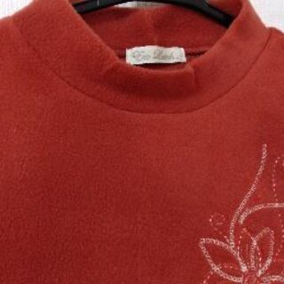 Mサイズ　オレンジ色の　花模様刺繍入りフリース　カットソーの画像