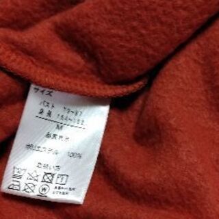 Mサイズ　オレンジ色の　花模様刺繍入りフリース　カットソーの画像