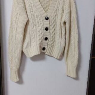 フリーサイズ　オフホワイト　編み目模様が可愛い厚手カーディガン