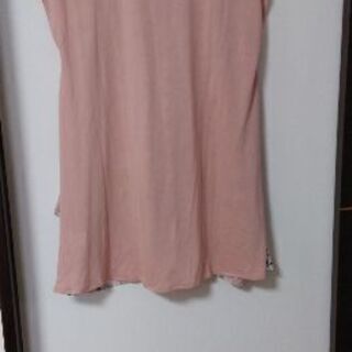 お値下げしました!　春らしいサーモンピンクの花柄　ノースリーブチュニックの画像