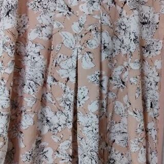 お値下げしました!　春らしいサーモンピンクの花柄　ノースリーブチュニックの画像