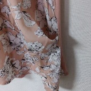 お値下げしました!　春らしいサーモンピンクの花柄　ノースリーブチュニックの画像