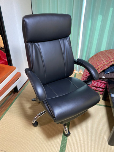 ほぼ新品　社長椅子　リクライニング、足置き付き