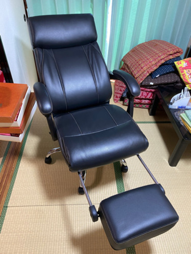 ほぼ新品　社長椅子　リクライニング、足置き付き
