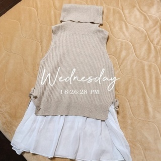 (取引中)ニットノースリーブ重ね着風裾レース ベージュ色