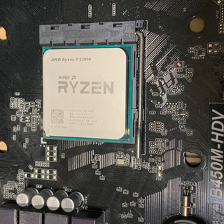 AMD RYZEN 3 2200G とASRocK B450M-HDV とケース。の画像