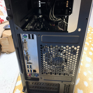 AMD RYZEN 3 2200G とASRocK B450M-HDV とケース。の画像