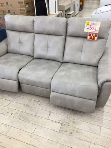 2/25  【2020.新作品入荷❤️】定価159,900  電動リクライニング3Pソファ  数ヶ月のみ使用  綺麗  品のあるアッシュグレー  コード付き  真ん中がサイドテーブルに‼️