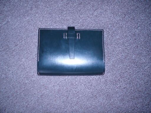 イングリシュブライドルレザー仕様のバイブルサイズの手帳カバー 蝋ひき麻糸による、ベージュカラ―の手縫い縫製