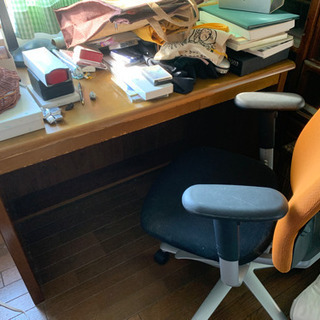 木製デスクとオフィス用の椅子（内田洋行）の画像