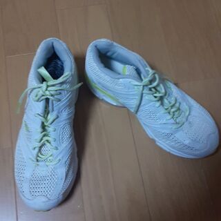 女性用ランニングシューズ