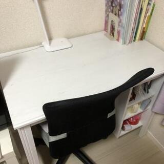 あげます。白い机の上と椅子のセット