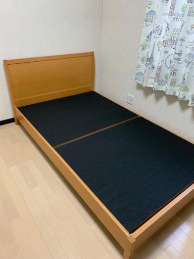 週末処分！！セミダブルベッド。マットレスなし。