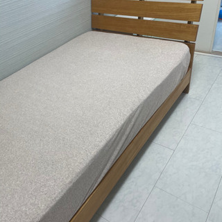 木製シングルベッドの画像