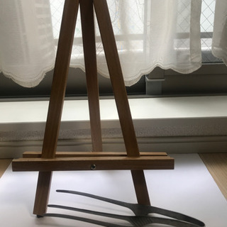 イーゼルと焼肉トング