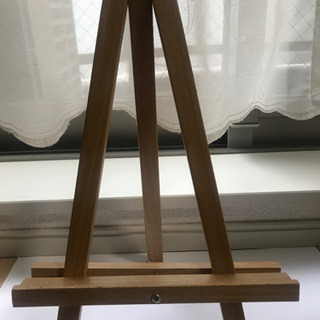 イーゼルと焼肉トングの画像