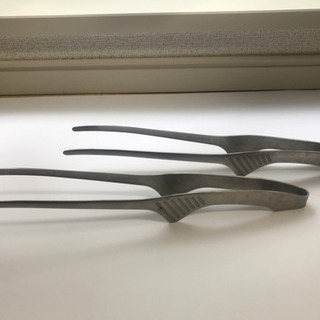 イーゼルと焼肉トングの画像