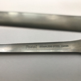 イーゼルと焼肉トングの画像