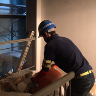 室内の解体作業  の画像