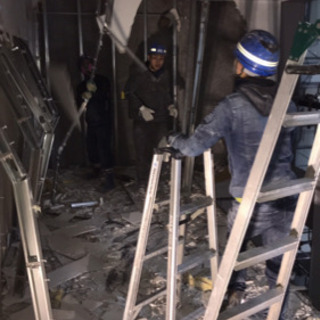 室内の解体作業  の画像
