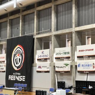 バスケット試合会場のチケットちぎり・検温スタッフの画像