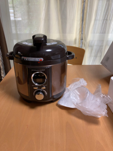 お値段下げさせて頂きました。買って下さい❣️LIVCETRA  電気圧力鍋　LPC -T12/T