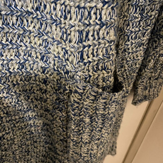 2色のニットワンピース(青と白)の画像