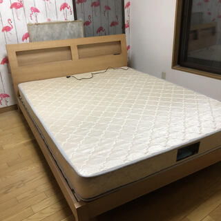 木製フレームのワイドダブルベッド　マットレスつき　取りに来られる...