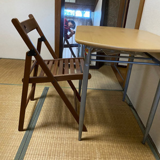 小型のテーブルと椅子無料でお譲りします