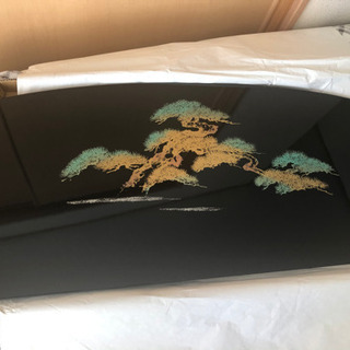 お雛様のうるし塗りの屏風の画像