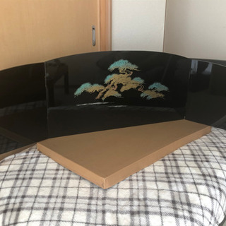 お雛様のうるし塗りの屏風の画像