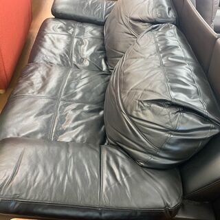 ニトリ】2人掛けレザーソファあります！！