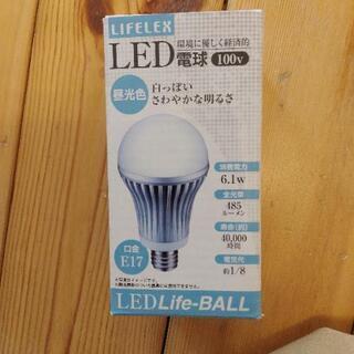 LED電球　口金E17  100v  電球色と昼光色の画像
