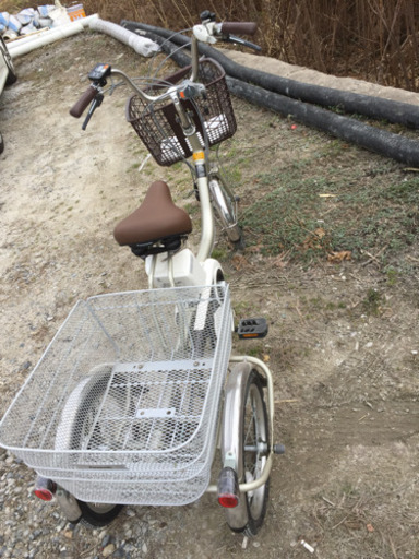 ほぼ新品の電動三輪車です。
