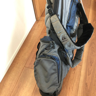 NIKEGOLFゴルフバッグとゴルフクラブの画像